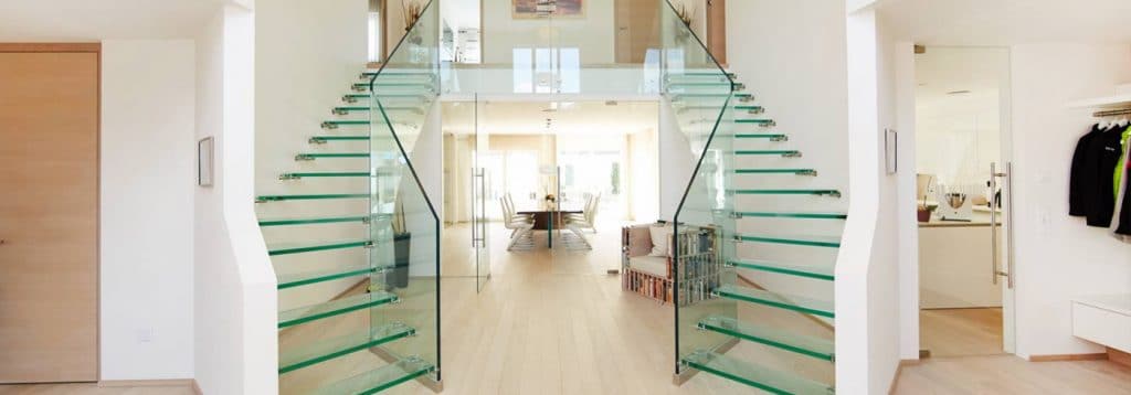 escaleras y barandillas de cristal